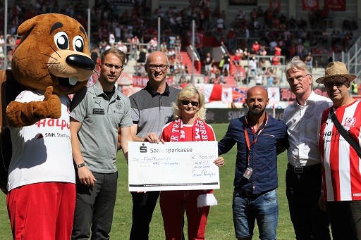 Scheckübergabe des Halleschen FC im Erdgas Sportpark