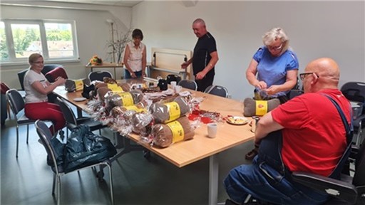 Nähgruppe beim Nähen für Krebspatienten im Juli 2024