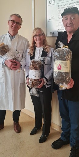Übergabe von Leseknochen durch die Nähgruppe der Selbsthilfegruppe